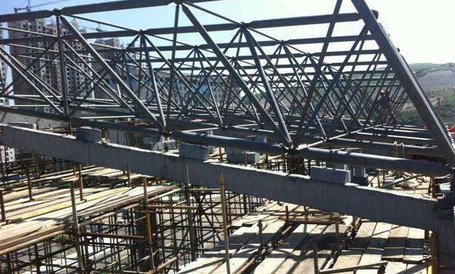 珠海简述网架公司的黑色压型钢板的吊装步履